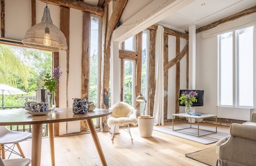 Stowmarket Apartment | Glorious open-plan thatched barn with abundant natural light - Buxhall Byre