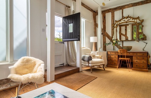 Stowmarket Apartment | Glorious open-plan thatched barn with abundant natural light - Buxhall Byre