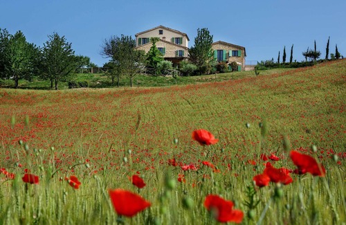 Monte San Martino Villa | Glorious Views, beautiful Holiday home, Heart of Italy 6 bedrooms, private pool