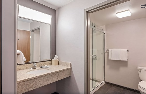 Pleasant Hill Hotel | Gloucester Berkeley Rose Garden! 3 Family-friendly Suites w/Starbucks & Parking