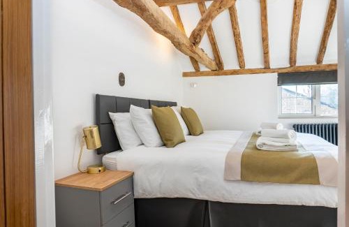 Brockworth House | Gloucester-Modernised 4 Bedroom Cottage-Sleeps 8-Free Parking-Fast Wi-Fi
