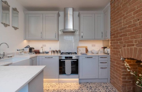 Cheltenham Villa | Gloucester Place Townhouse Apartment. Hot Tub