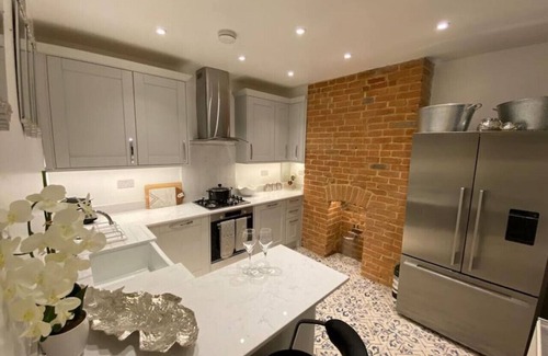 Cheltenham Villa | Gloucester Place Townhouse Apartment. Hot Tub