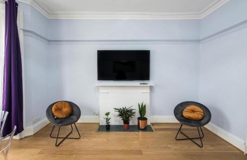 Courtfield Apartment | Gloucester Station Gem: 3 Bedroom Oasis