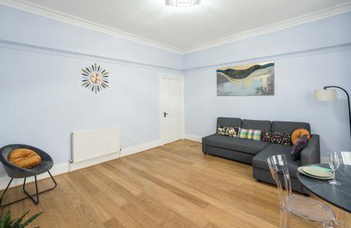 Courtfield Apartment | Gloucester Station Gem: 3 Bedroom Oasis