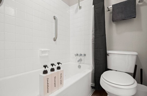 Skyview Apartment | Glowing Green Brentwood Stay | 12 Min to DTX