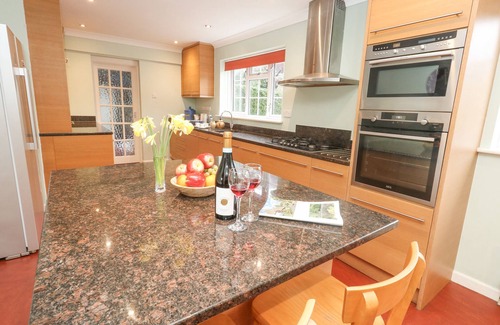 Dorchester Cottage | GLYDE HOUSE, pet friendly, with a garden in Dorchester