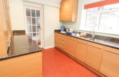 Dorchester Cottage | GLYDE HOUSE, pet friendly, with a garden in Dorchester
