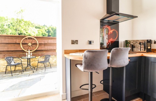 Gwynedd- Snowdonia House | GLYNDWR, romantic, with hot tub in Betws-Y-Coed