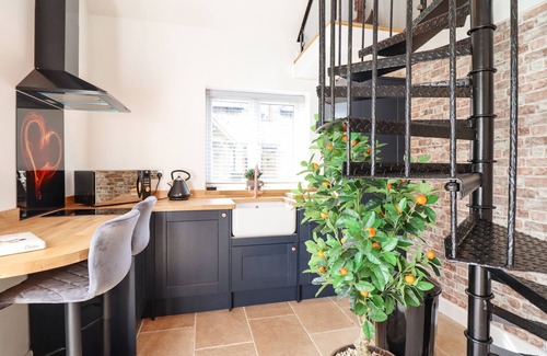 Gwynedd- Snowdonia House | GLYNDWR, romantic, with hot tub in Betws-Y-Coed