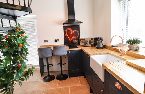 Gwynedd- Snowdonia House | GLYNDWR, romantic, with hot tub in Betws-Y-Coed