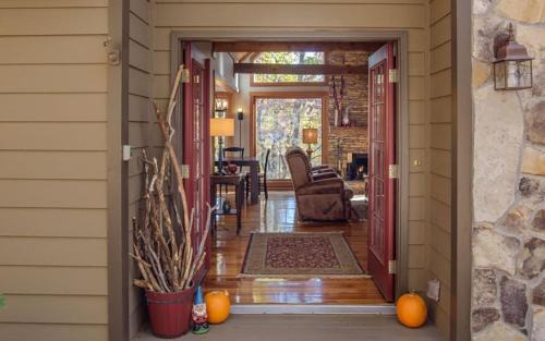 Big Canoe House | Gnome Mountain - Read Fireside Mix Drinks at the Wet Bar Play Community Golf