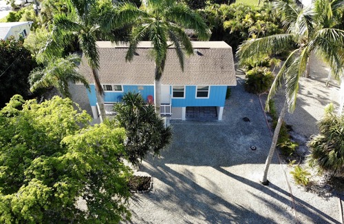 Mid Island House | "GO BIG BLUE" - Beach Cottage - Amazing Beach Location!