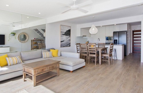 Noosaville House | Go for a swim, or cast a line