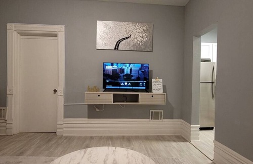 Grand Rapids Apartment | Gold 1 · Retreat Suite 2 - Cozy Downtown Getaway