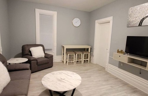Grand Rapids Apartment | Gold 1 · Retreat Suite 2 - Cozy Downtown Getaway
