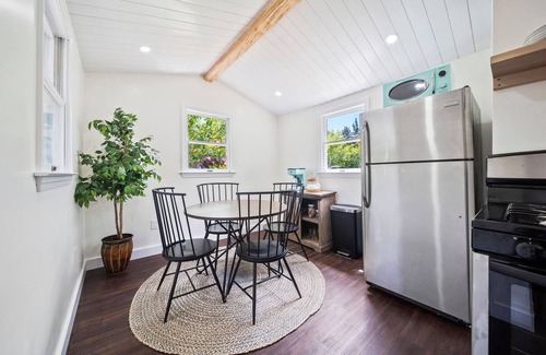 East Sandwich House | Gold Anchor Cottage - private hot tub getaway!