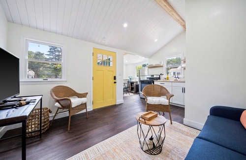 East Sandwich House | Gold Anchor Cottage - private hot tub getaway!