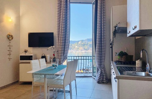 Rapallo Apartment | Gold apartment, La Casa Rosa al Mare, with sea view & garage at 800mt