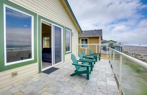 Gold Beach House | Gold Beach Retreat Private Hot Tub and Ocean Views!