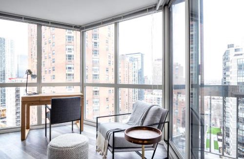 Rush and Division Apartment | Gold Coast 2BR w Gym Lounge Pool nr Mag Mile CHI-231