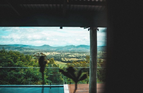 Sarabah House | Gold Coast Hinterland Retreat | Sleeps 10 | Heated Infinity Pool | Fireplace
