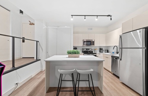 Rush and Division Apartment | Gold Coast Luxury Condo w/ Rooftop Pool