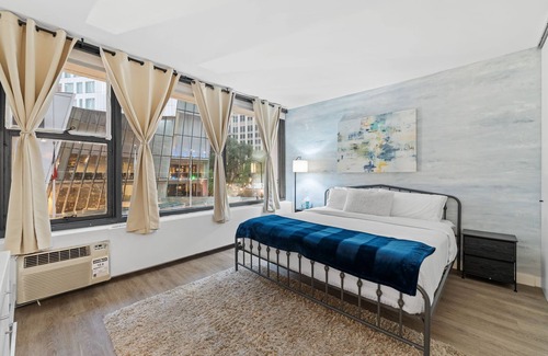 Rush and Division Apartment | Gold Coast Luxury Condo w/ Rooftop Pool