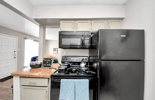 Houston Apartment | Gold cup,Wrk frm home,Galleria,NRG,Pool,Sleeps 7, Keyshia Cole, Russ
