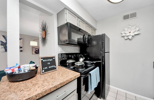 Houston Apartment | Gold cup,Wrk frm home,Galleria,NRG,Pool,Sleeps 7, Keyshia Cole, Russ
