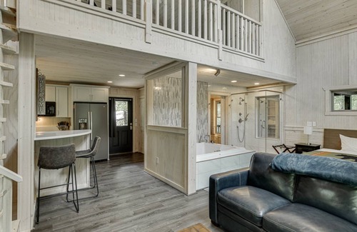 Cleveland Cabin | Gold Peak Treehouse Near Helen, Georgia - Cedar Creek Rentals LLC