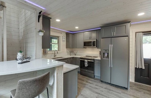 Cleveland Cabin | Gold Peak Treehouse Near Helen, Georgia - Cedar Creek Rentals LLC