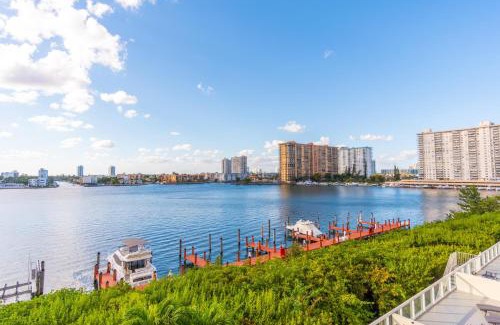 Sunny Isles Beach Apartment | Golden Bay 502