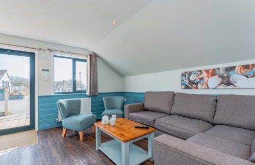 Woolacombe Villa | Golden Coast Leisure Park - Ocean Tide Villa 3 2