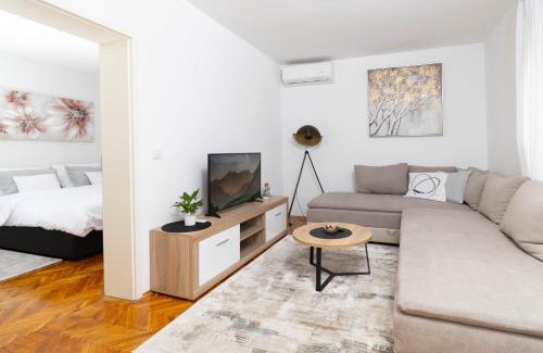 Vinkovci Apartment | Golden day