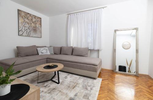 Vinkovci Apartment | Golden day