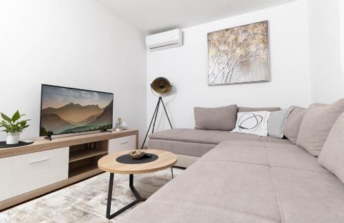 Vinkovci Apartment | Golden day