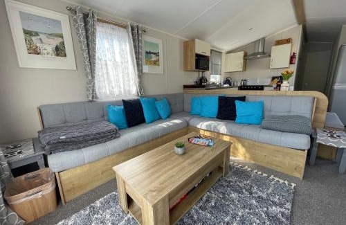 Par House | Golden Dunes Retreat, Dog-Friendly Stay at Par Sands Holiday Park, Cornwall
