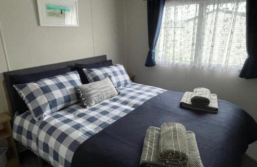 Par House | Golden Dunes Retreat, Dog-Friendly Stay at Par Sands Holiday Park, Cornwall