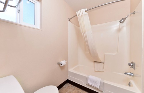 Dorris Hotel | Golden Eagle Motel