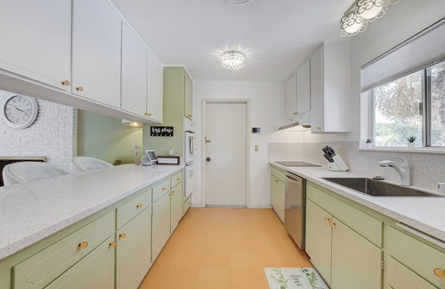 Paradise Crest Villa | GOLDEN ERA VINTAGE BEAUTY, 3BD/2BTH w/Pool + Spa + Gorgeous Jetted Tub