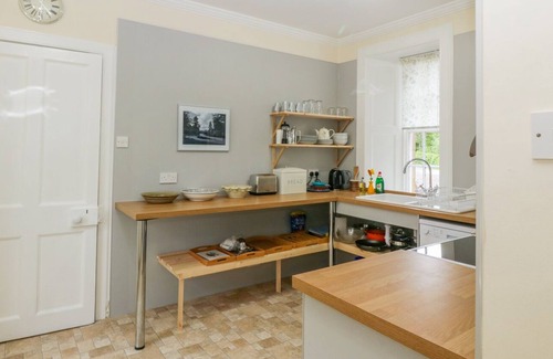 Doune Cottage | GOLDEN GATES LODGE, family friendly, with open fire in Doune