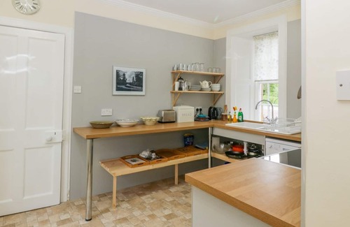 Doune Cottage | GOLDEN GATES LODGE, family friendly, with open fire in Doune