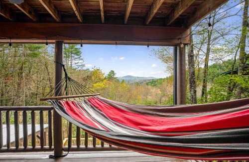 Ridgeline Vistas House | Golden Getaway - Mountain Views, Hot Tub, Outdoor Fire Pit, Cozy Accommodations - Mineral Bluff, GA