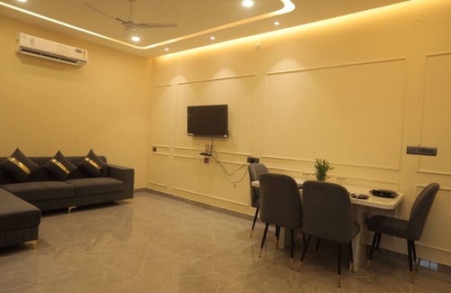 Gayariawas House | Golden Glow - Luxury 1BHK Apt with Bathtub by Ivory Stays
