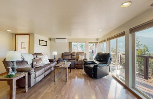 Stevenson House | Golden Glow on the Gorge