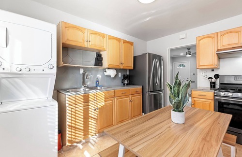Golden Hill Apartment | Golden Hill Hideaway: Stylish, Central, and Cozy