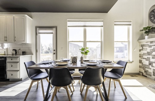 Pleasant View House | Golden Home on the Hill near Red Rocks