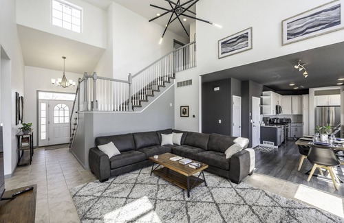 Pleasant View House | Golden Home on the Hill near Red Rocks