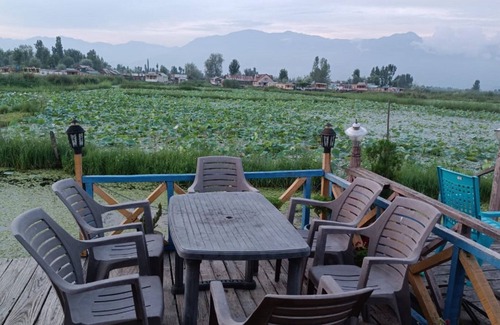 Dal Lake Boat Rental | Golden Hopes Group of Houseboats